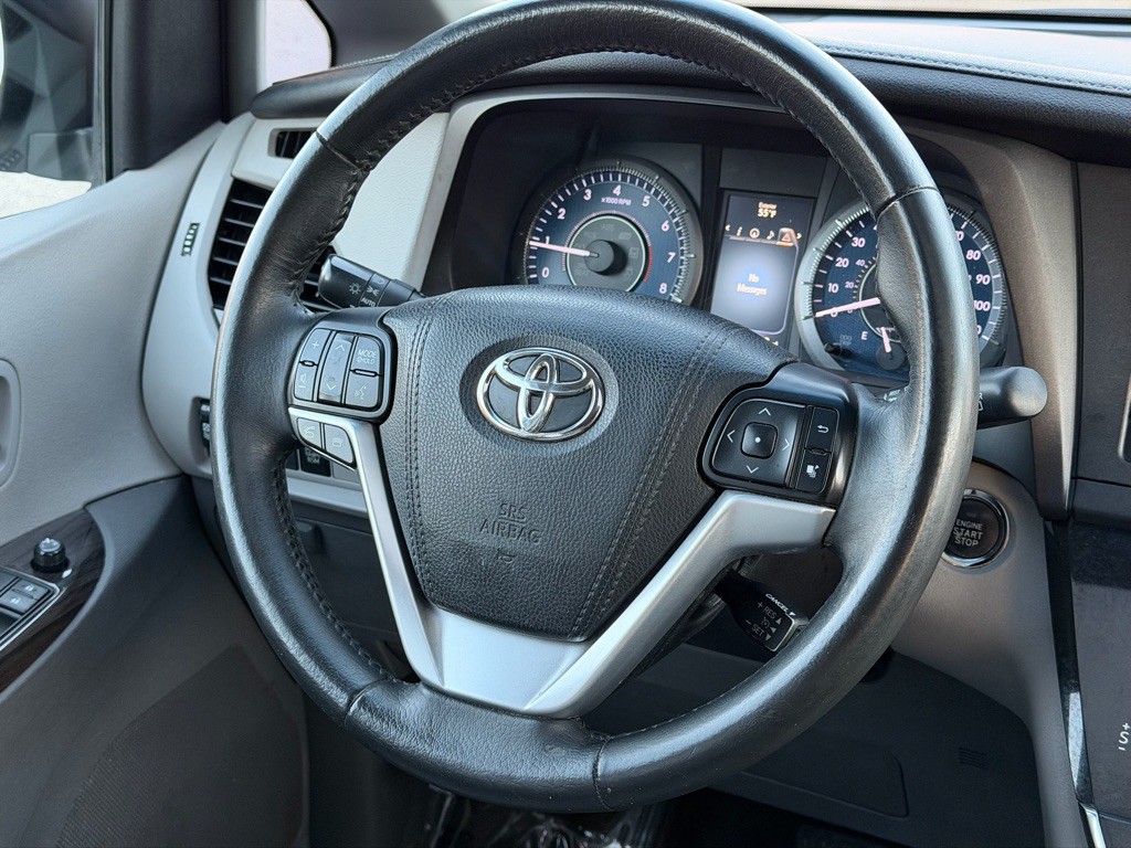 2016 Toyota Sienna Image 14