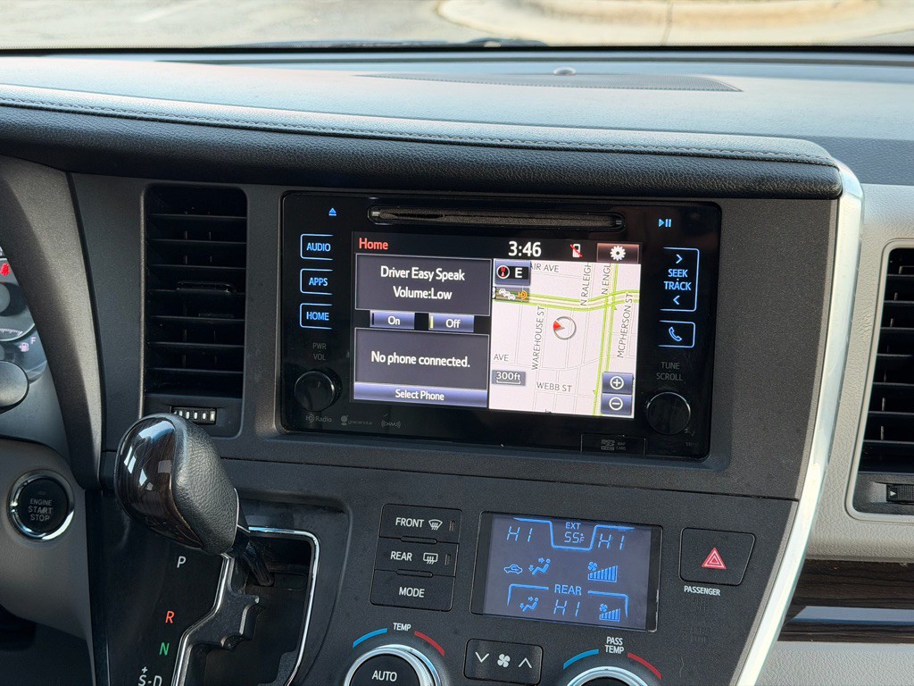 2016 Toyota Sienna Image 16