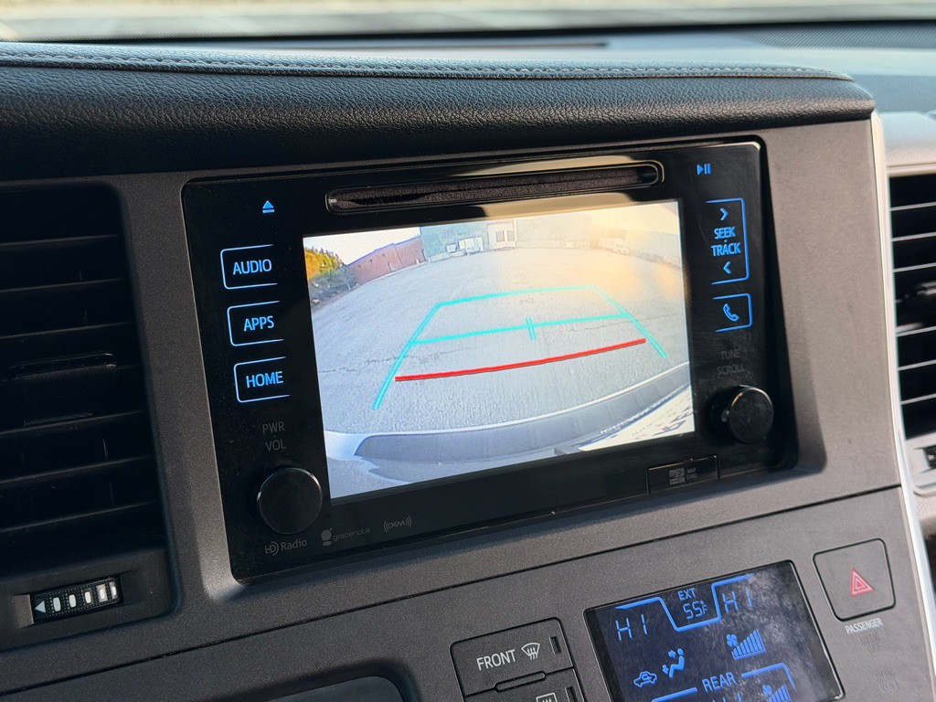 2016 Toyota Sienna Image 17