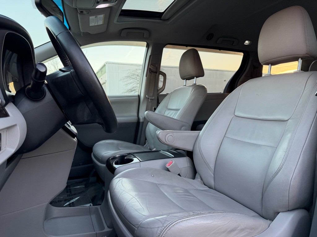 2016 Toyota Sienna Image 19