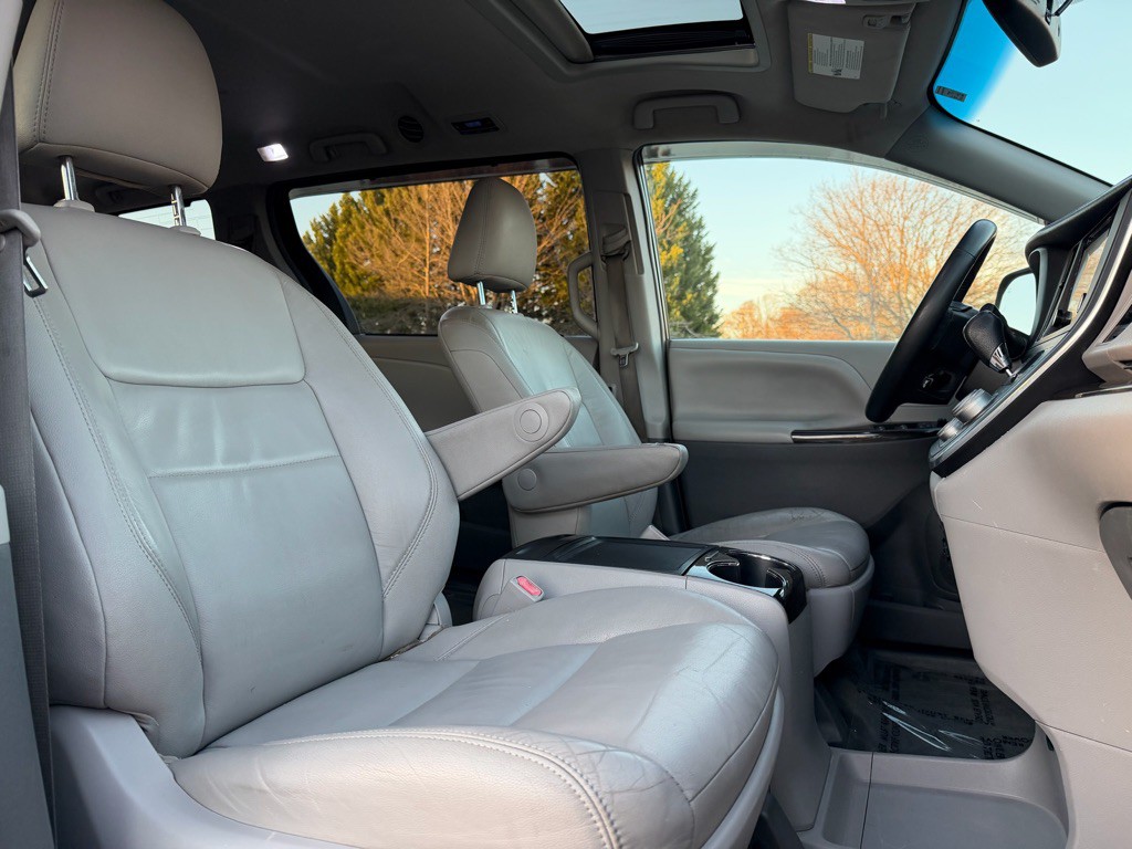 2016 Toyota Sienna Image 20