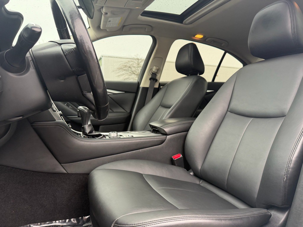 2015 INFINITI Q50 Image 16