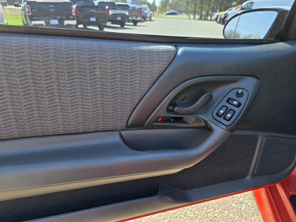 1999 Chevrolet Camaro Image 13