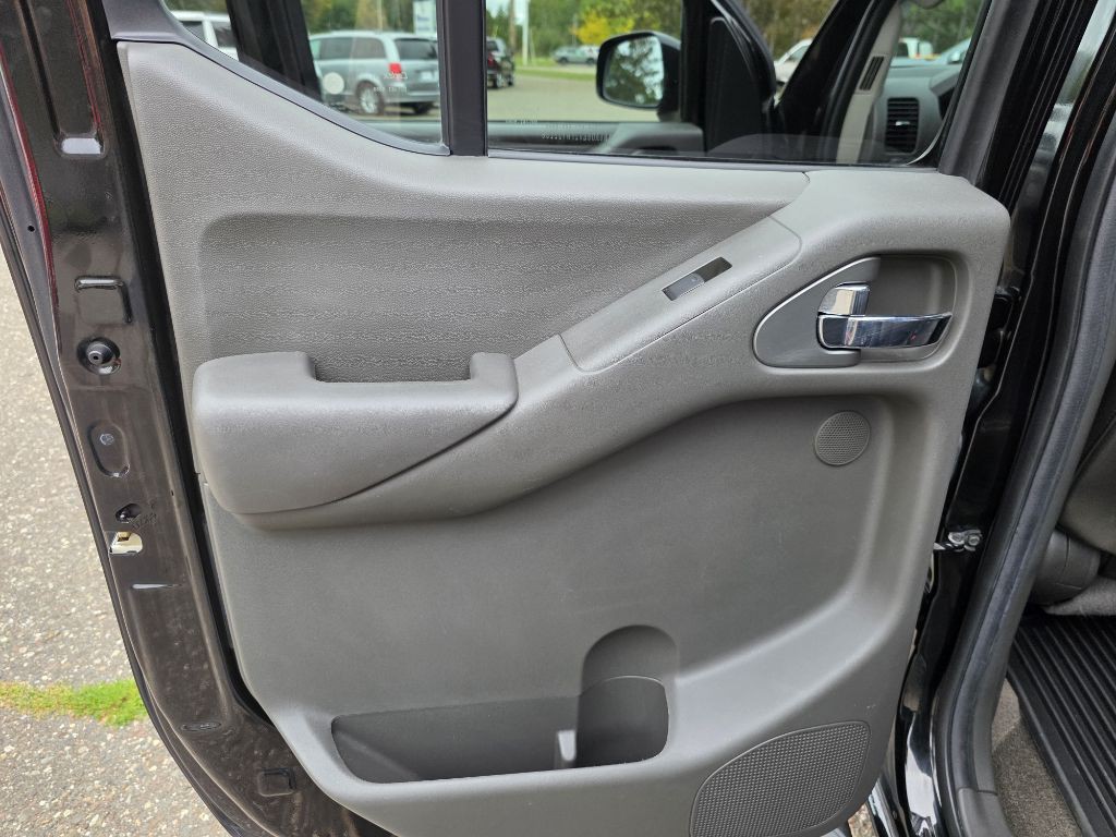 2015 Nissan Frontier Image 24