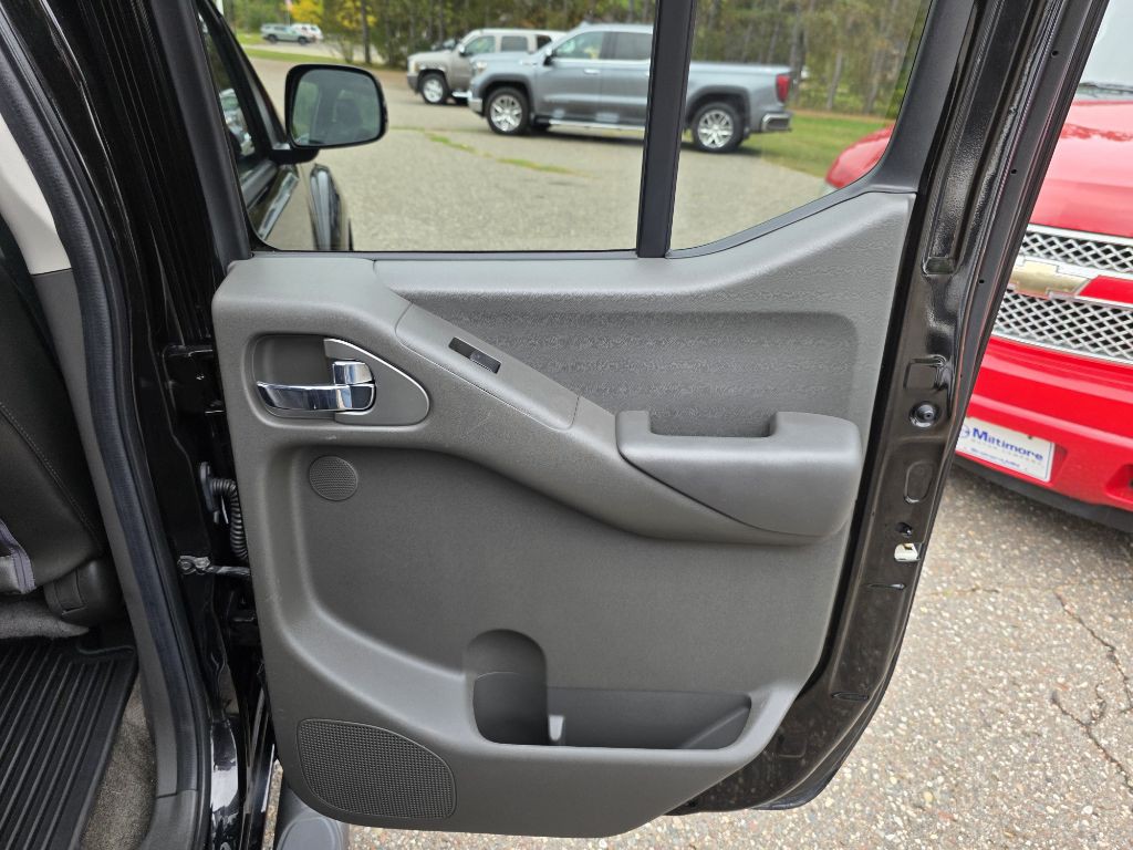 2015 Nissan Frontier Image 28