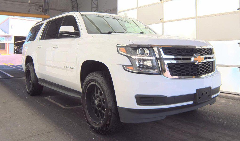2020 Chevrolet Suburban Image 2