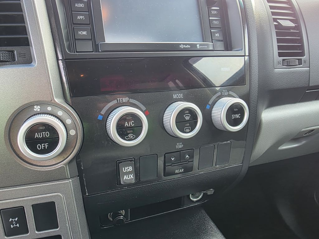 2016 Toyota Sequoia Image 16