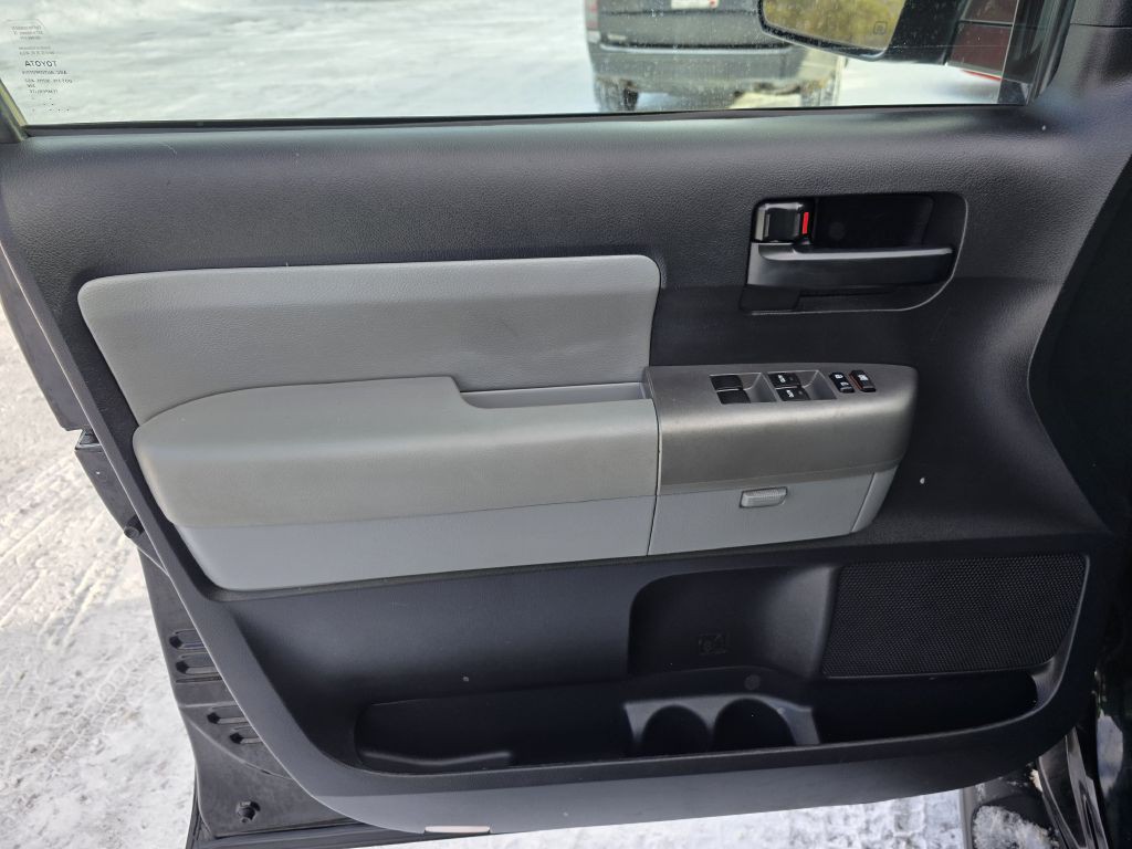 2016 Toyota Sequoia Image 11