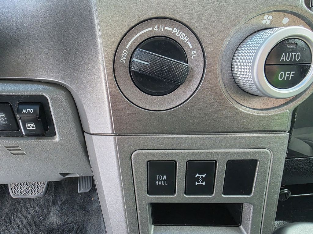 2016 Toyota Sequoia Image 16