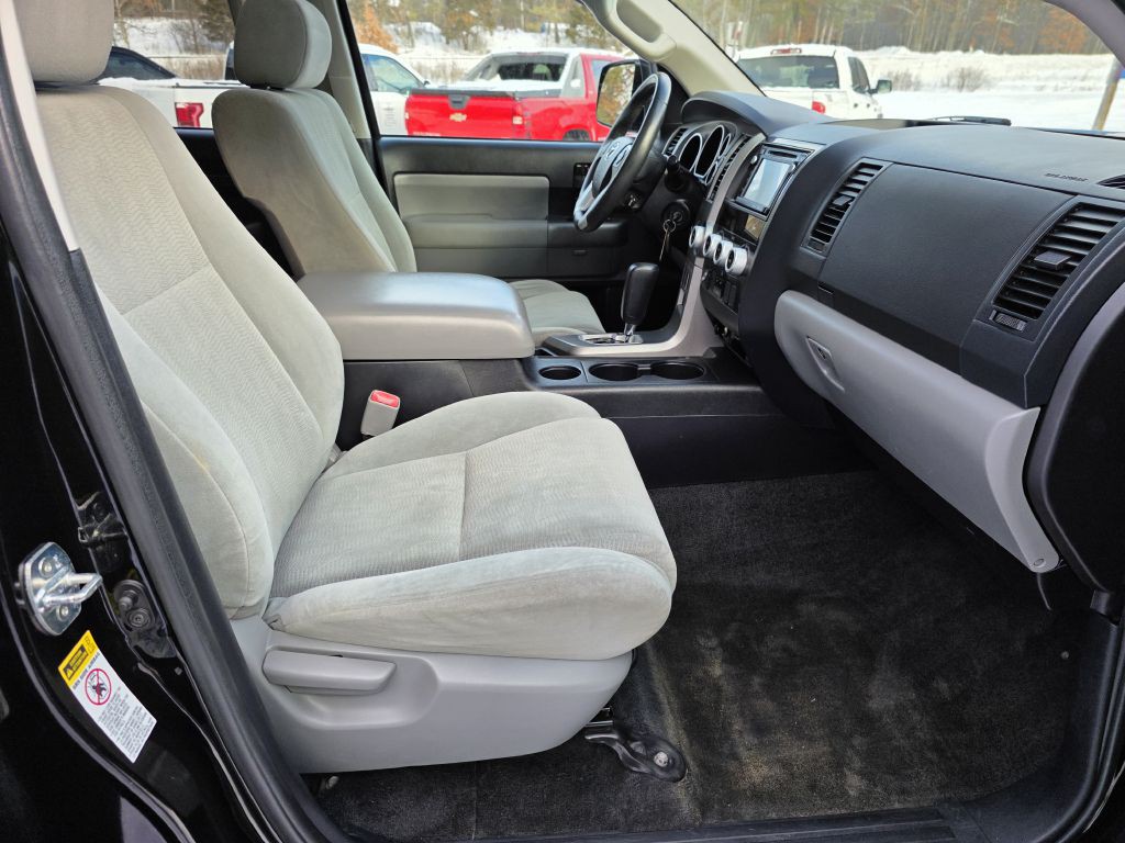 2016 Toyota Sequoia Image 28