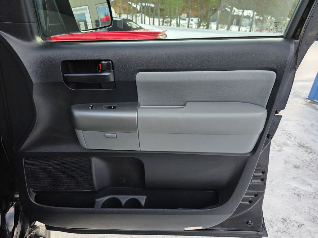 2016 Toyota Sequoia Image 30