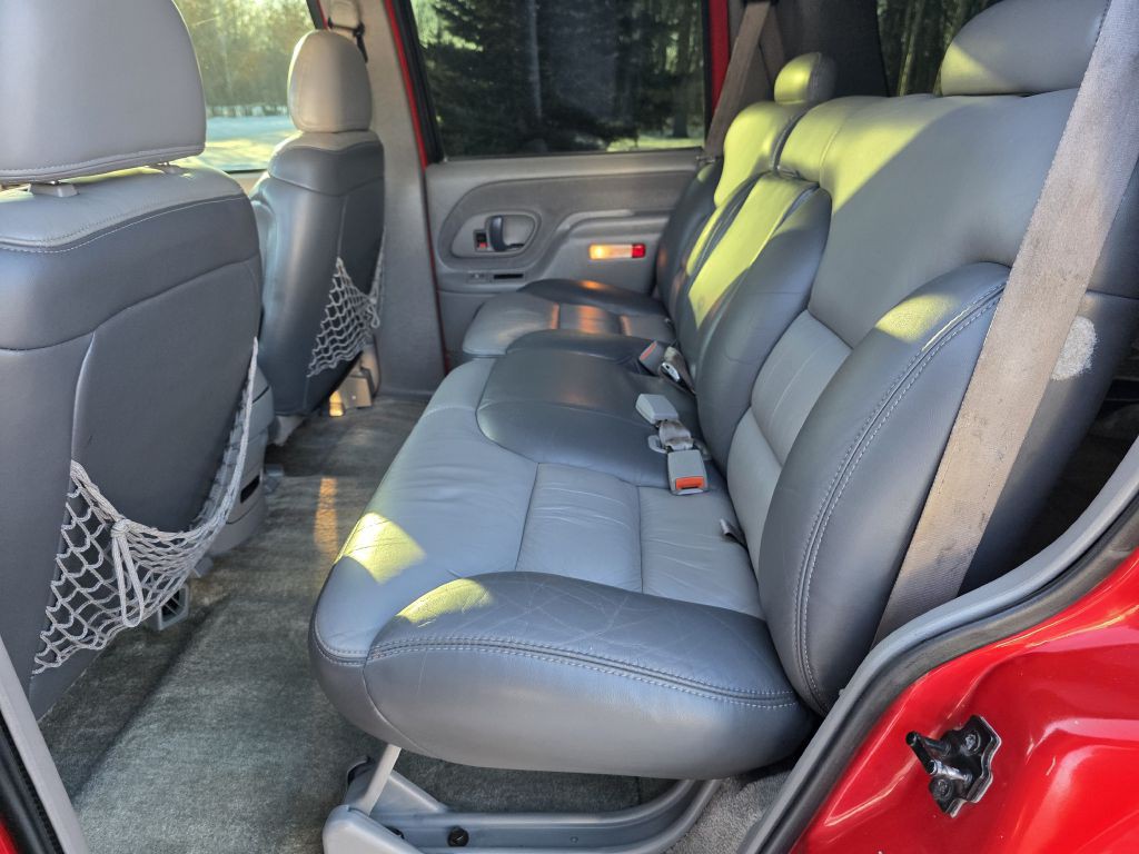 2000 Chevrolet Tahoe Image 30