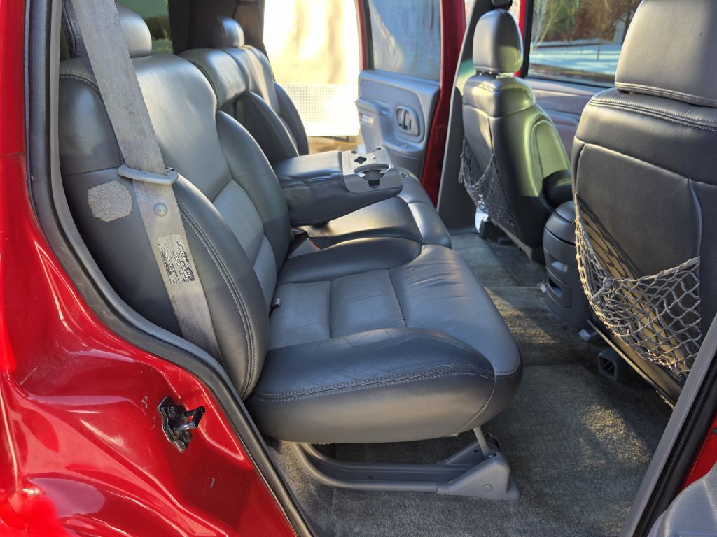 2000 Chevrolet Tahoe Image 32