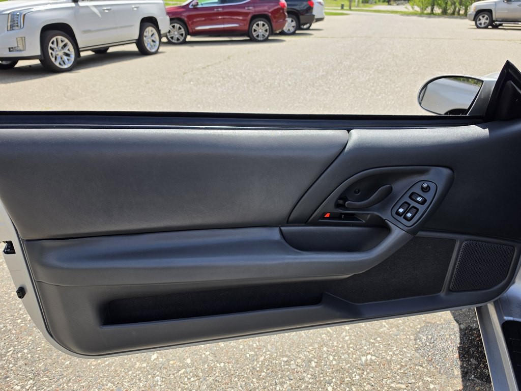 1998 Chevrolet Camaro Image 10