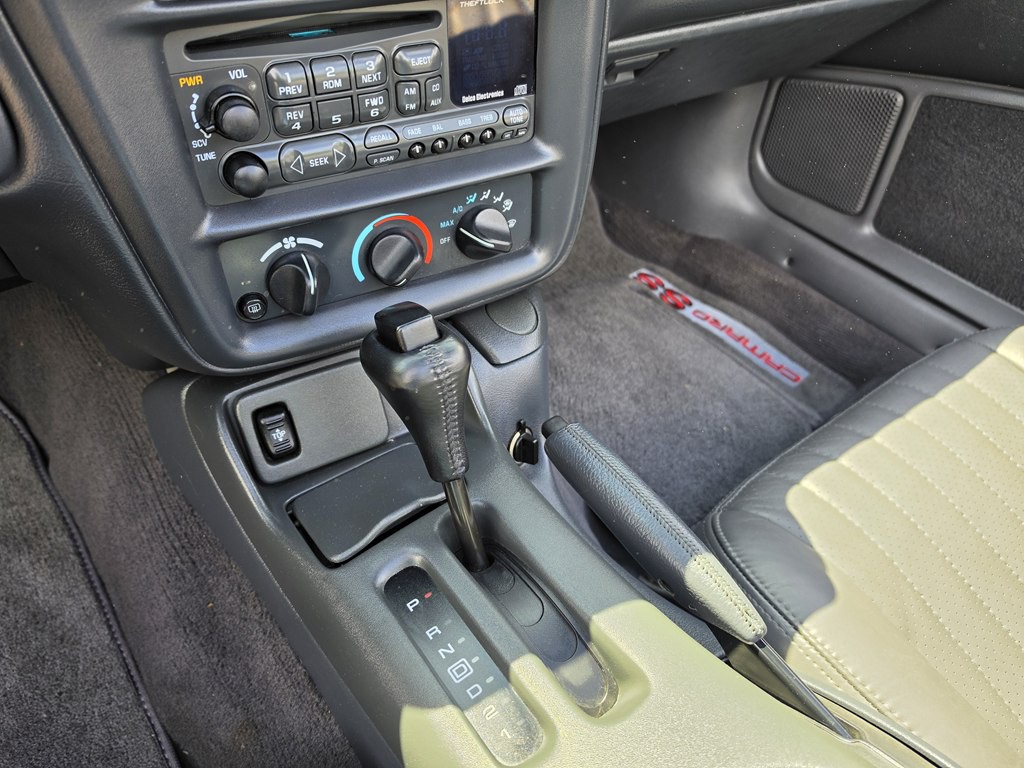 1998 Chevrolet Camaro Image 14