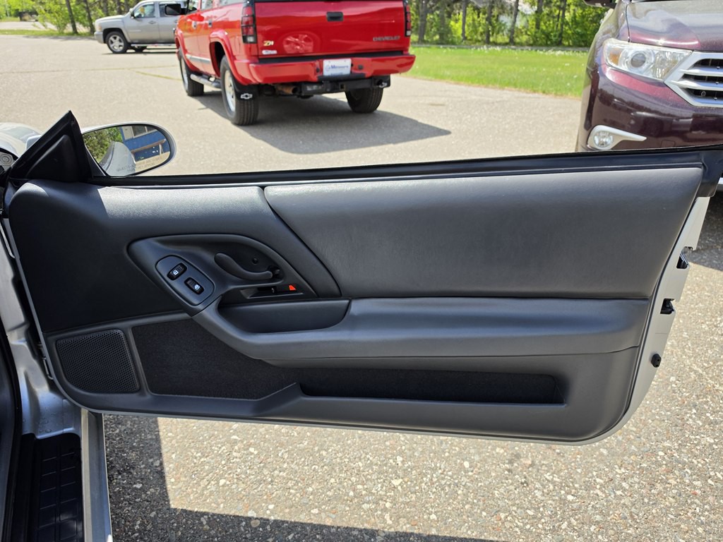 1998 Chevrolet Camaro Image 18