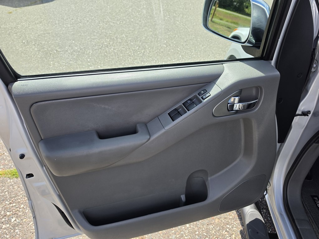 2012 Nissan Frontier Image 10