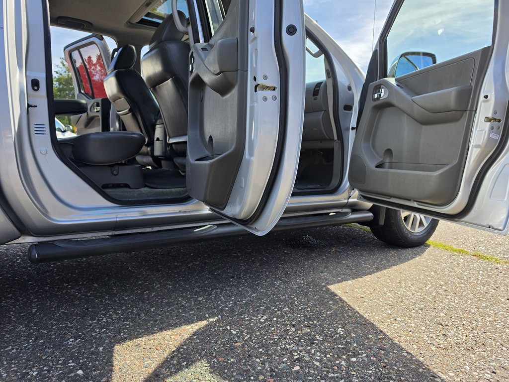 2012 Nissan Frontier Image 32