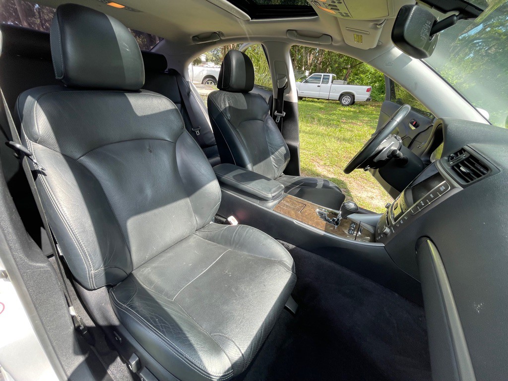 2011 Lexus IS Image 24