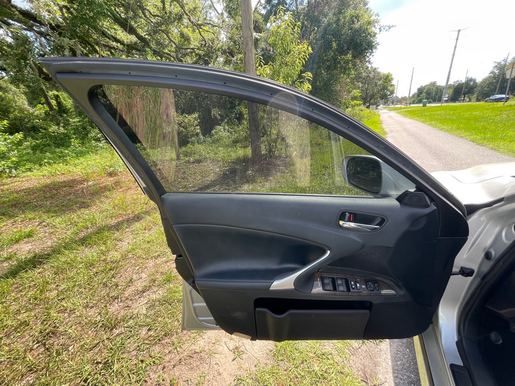 2011 Lexus IS Image 25