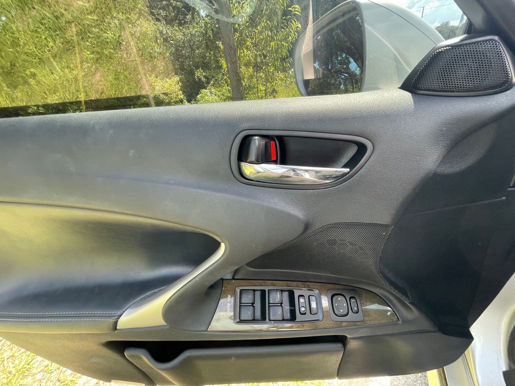 2011 Lexus IS Image 26