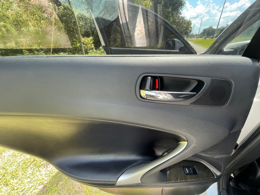 2011 Lexus IS Image 28