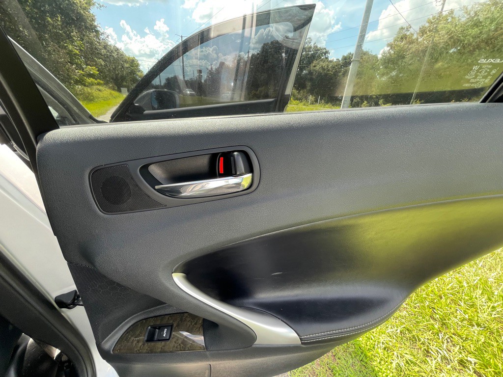 2011 Lexus IS Image 30