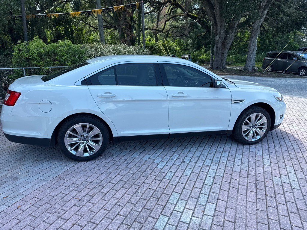 2010 Ford Taurus Image 8