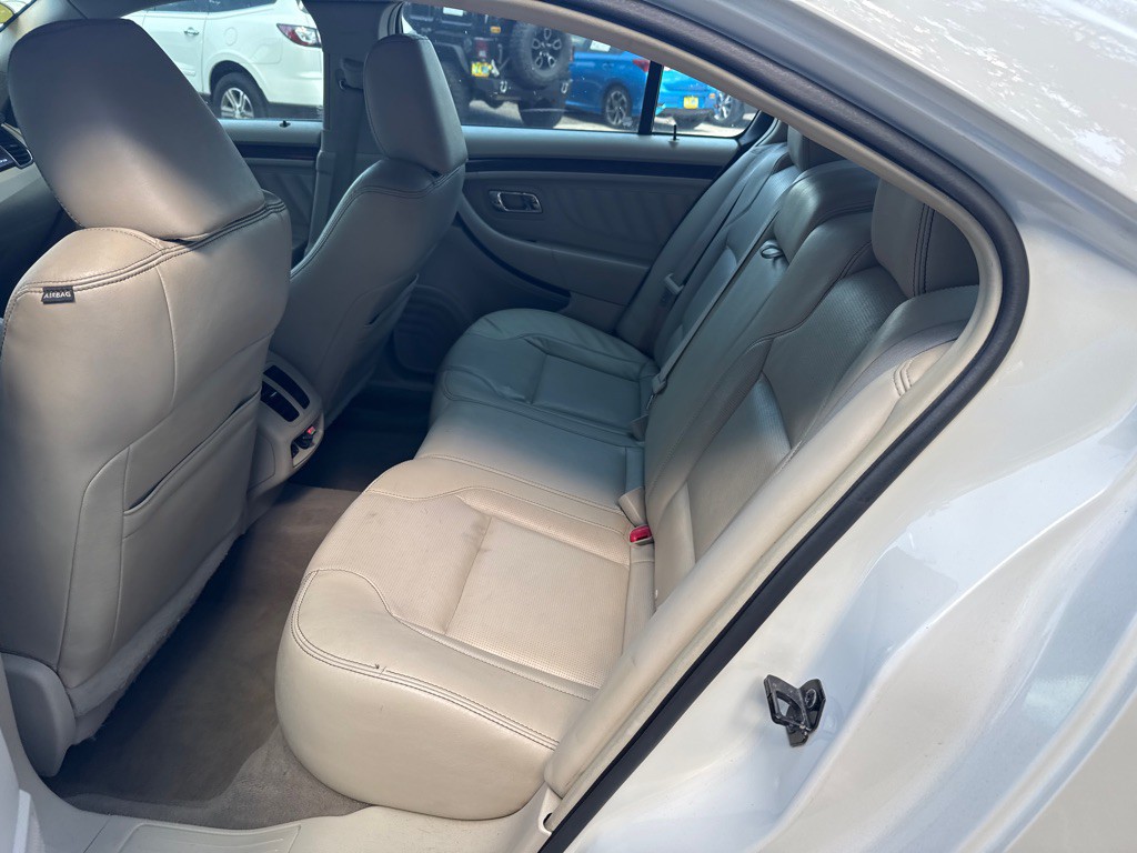 2010 Ford Taurus Image 14