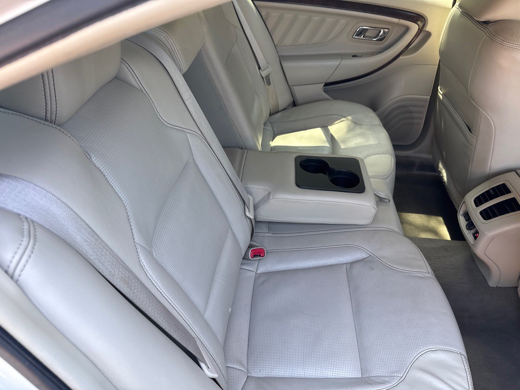 2010 Ford Taurus Image 16