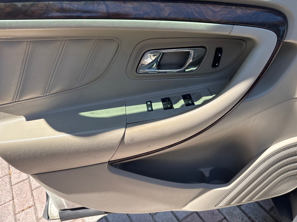 2010 Ford Taurus Image 23