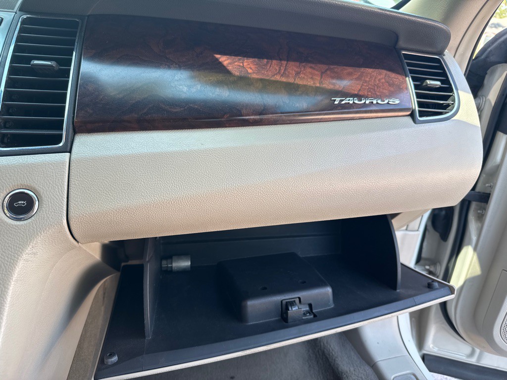 2010 Ford Taurus Image 28