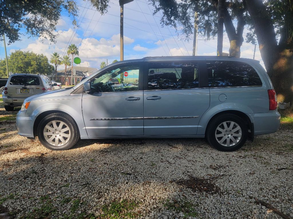 2012 Chrysler Town & Country Image 3