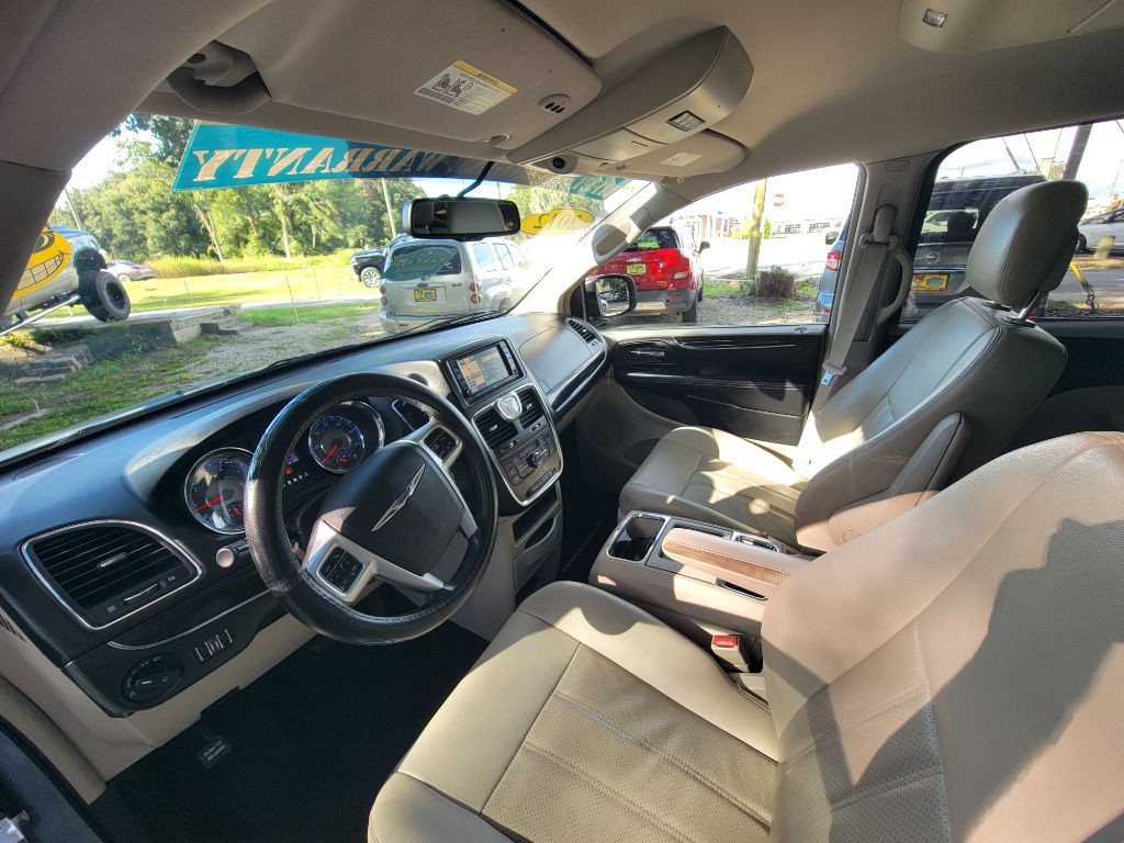 2012 Chrysler Town & Country Image 14