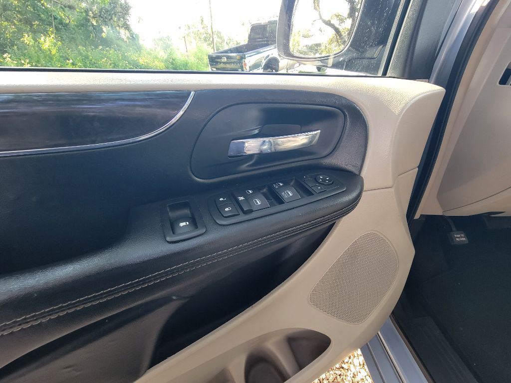 2012 Chrysler Town & Country Image 15