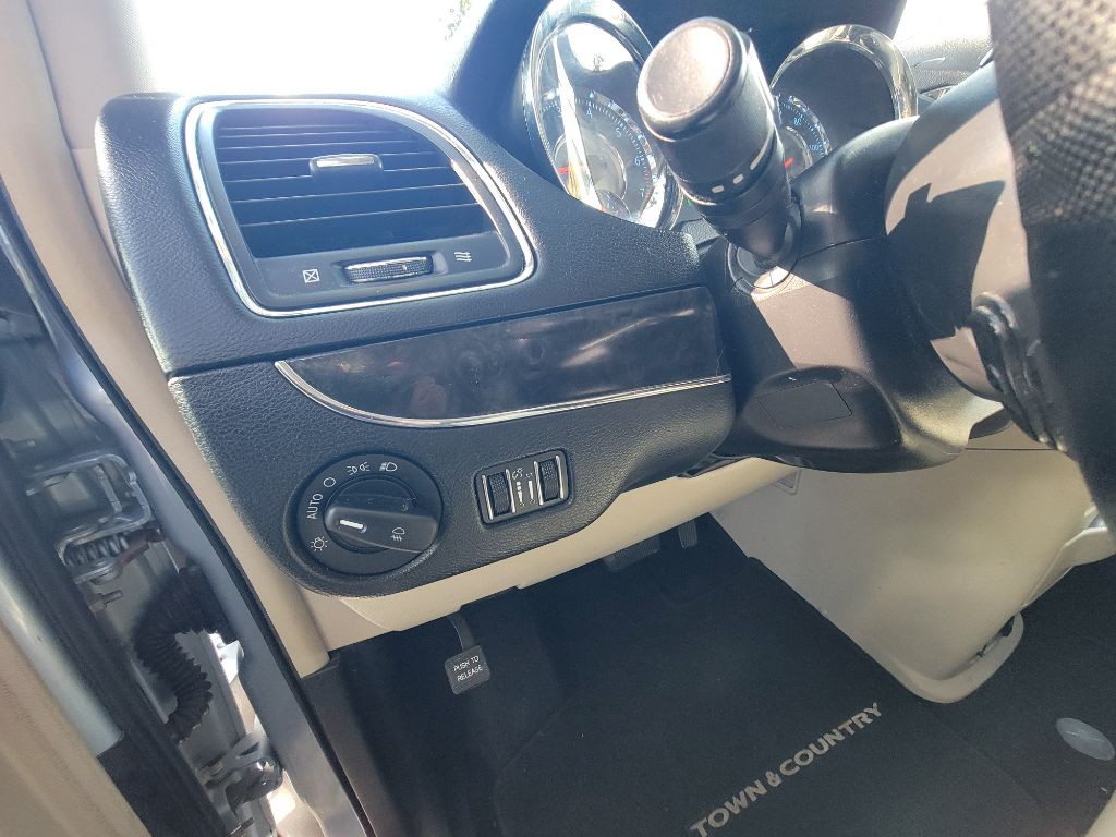 2012 Chrysler Town & Country Image 16