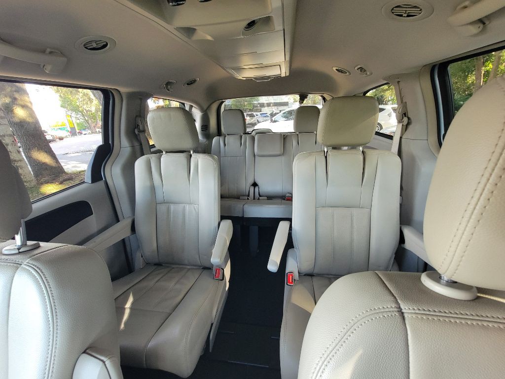 2012 Chrysler Town & Country Image 19
