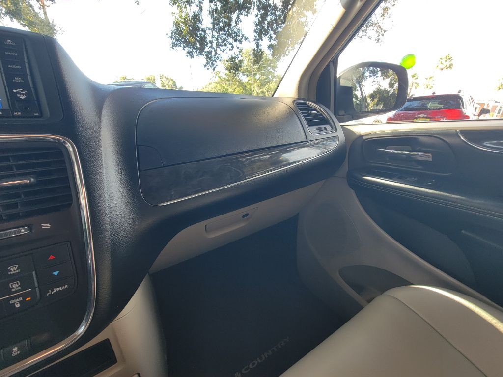 2012 Chrysler Town & Country Image 21