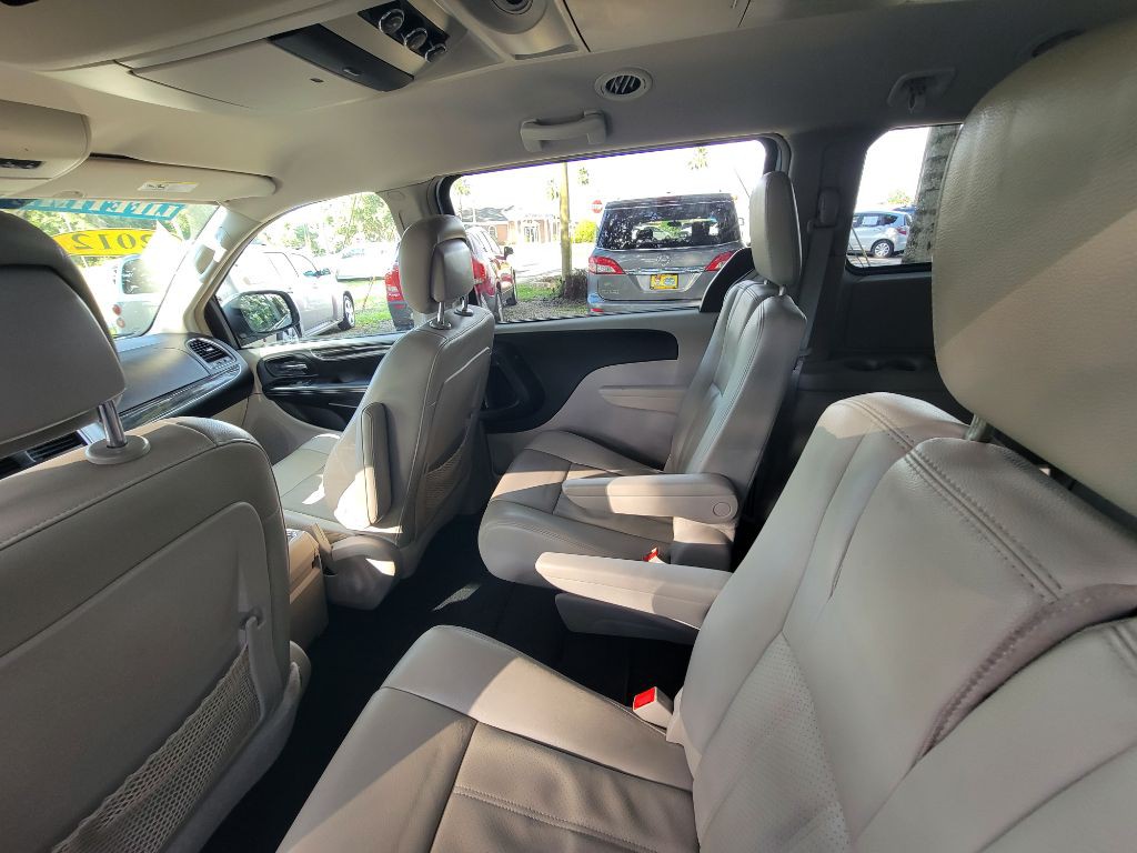 2012 Chrysler Town & Country Image 23