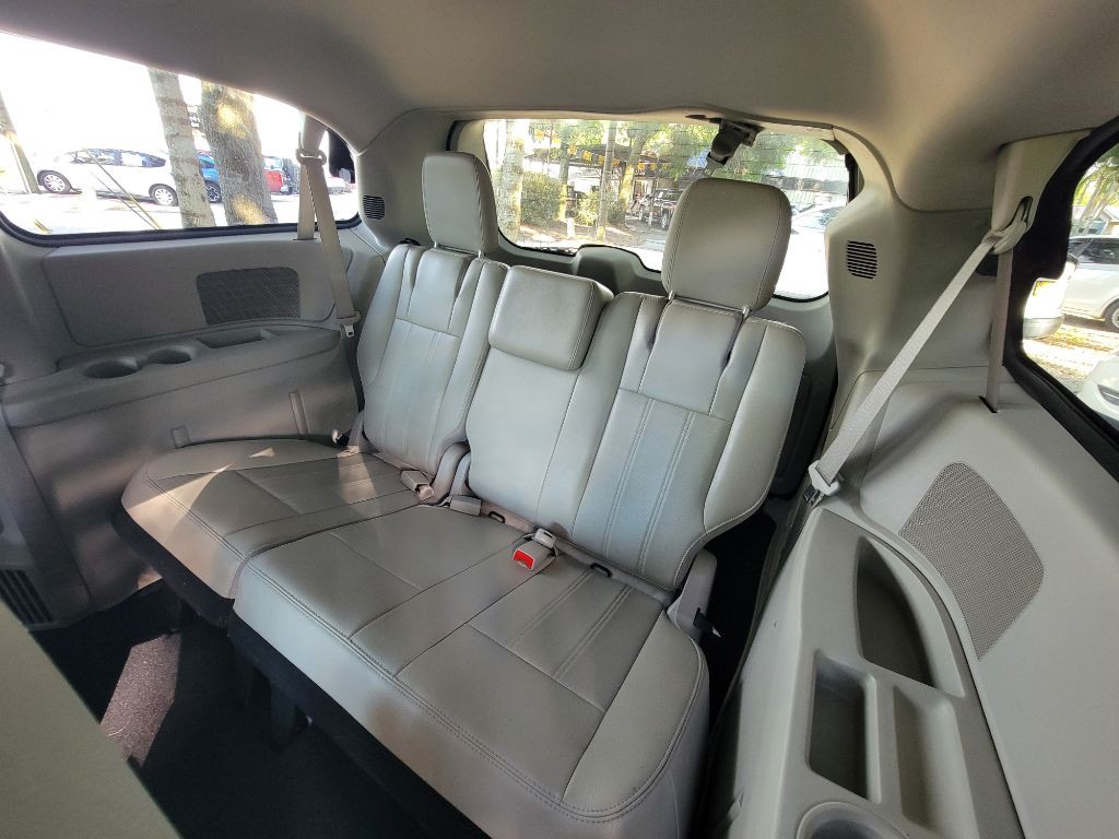 2012 Chrysler Town & Country Image 24