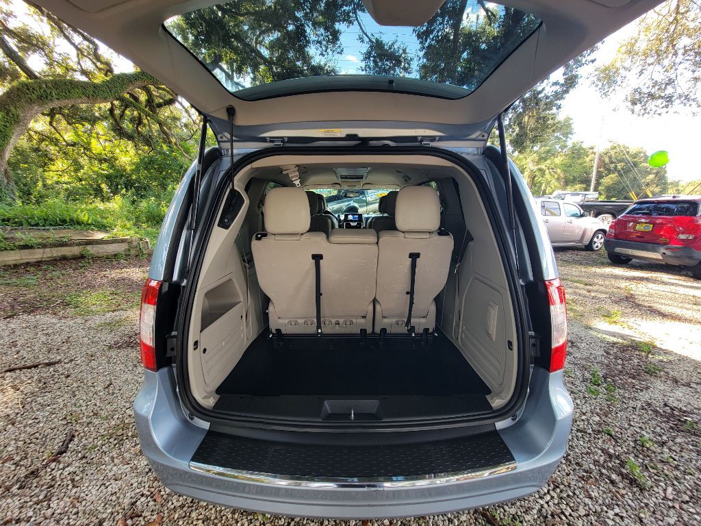2012 Chrysler Town & Country Image 25