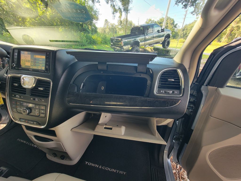 2012 Chrysler Town & Country Image 27