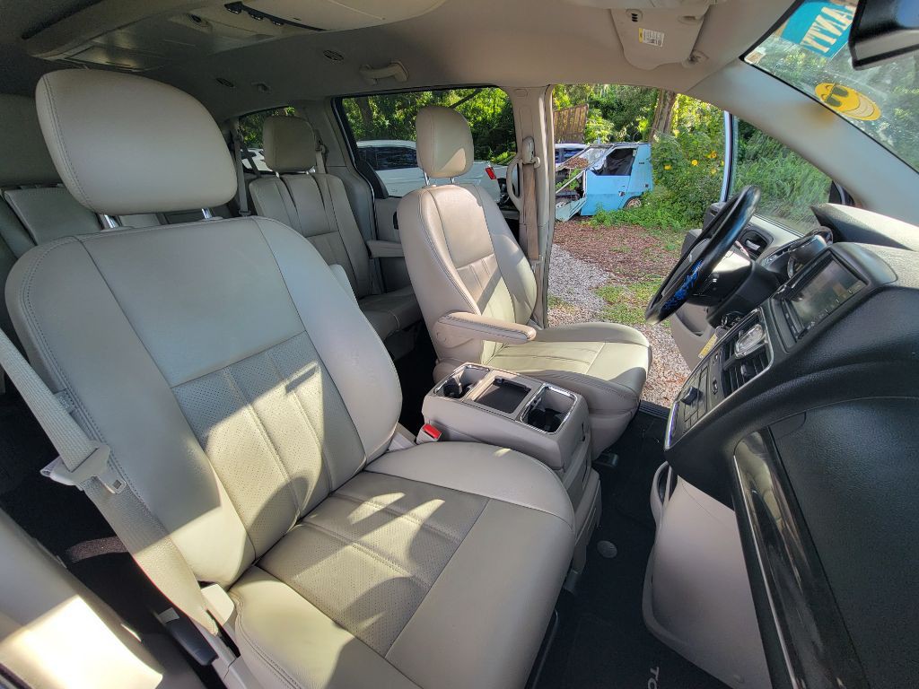 2012 Chrysler Town & Country Image 28