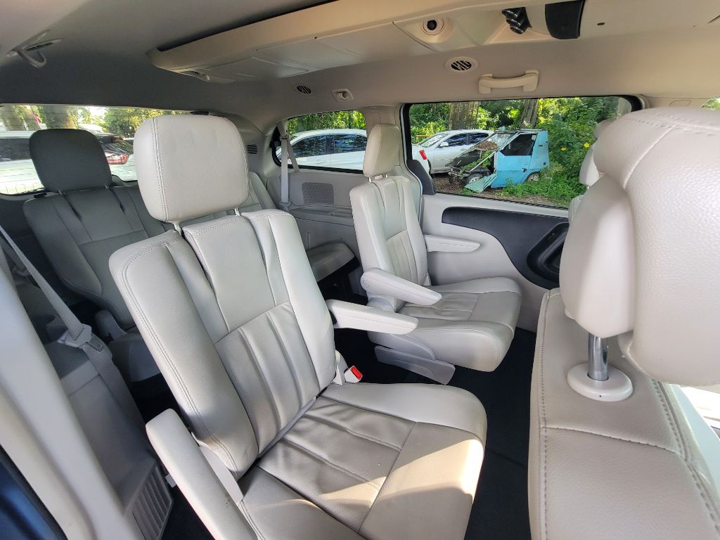 2012 Chrysler Town & Country Image 34