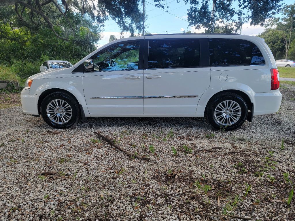 2013 Chrysler Town & Country Image 3