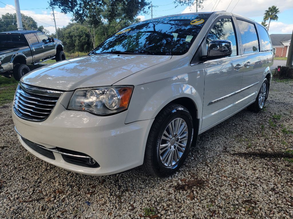 2013 Chrysler Town & Country Image 5