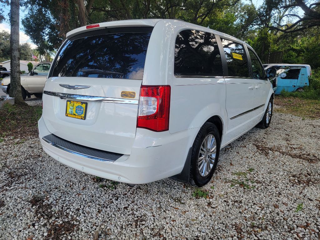 2013 Chrysler Town & Country Image 6