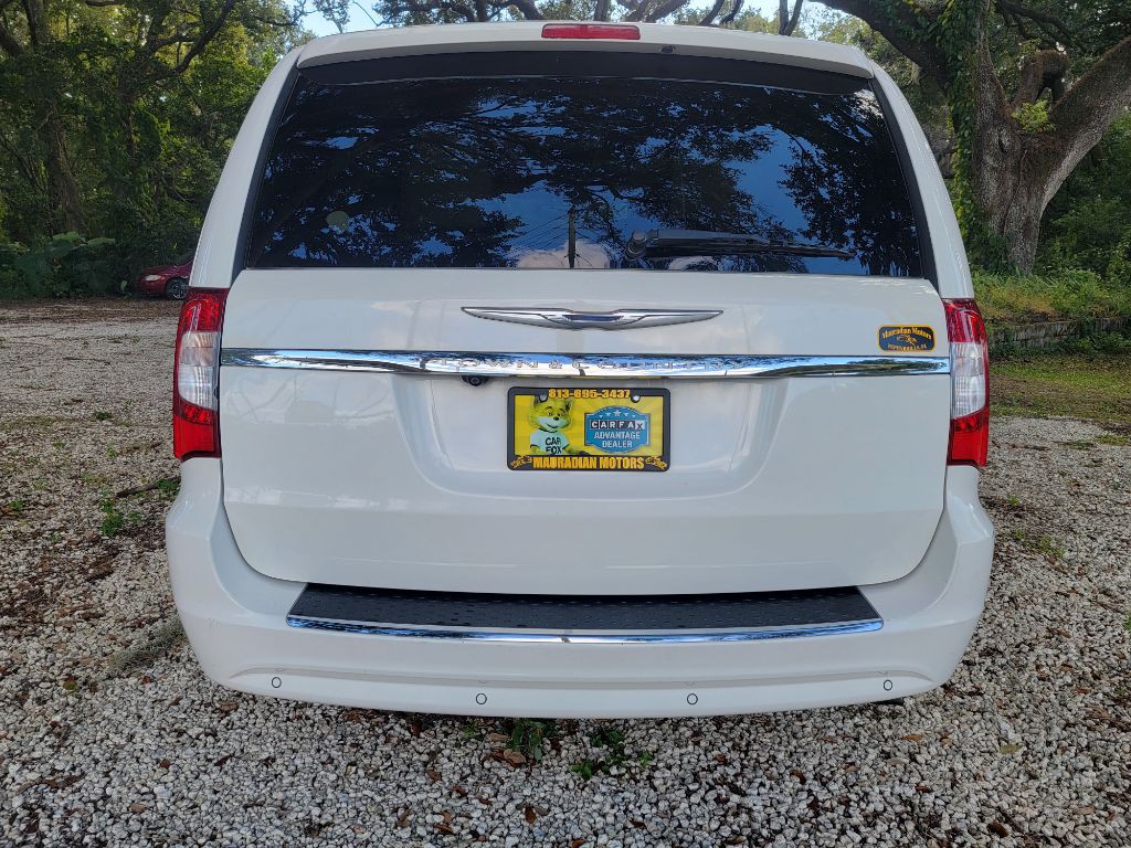 2013 Chrysler Town & Country Image 8