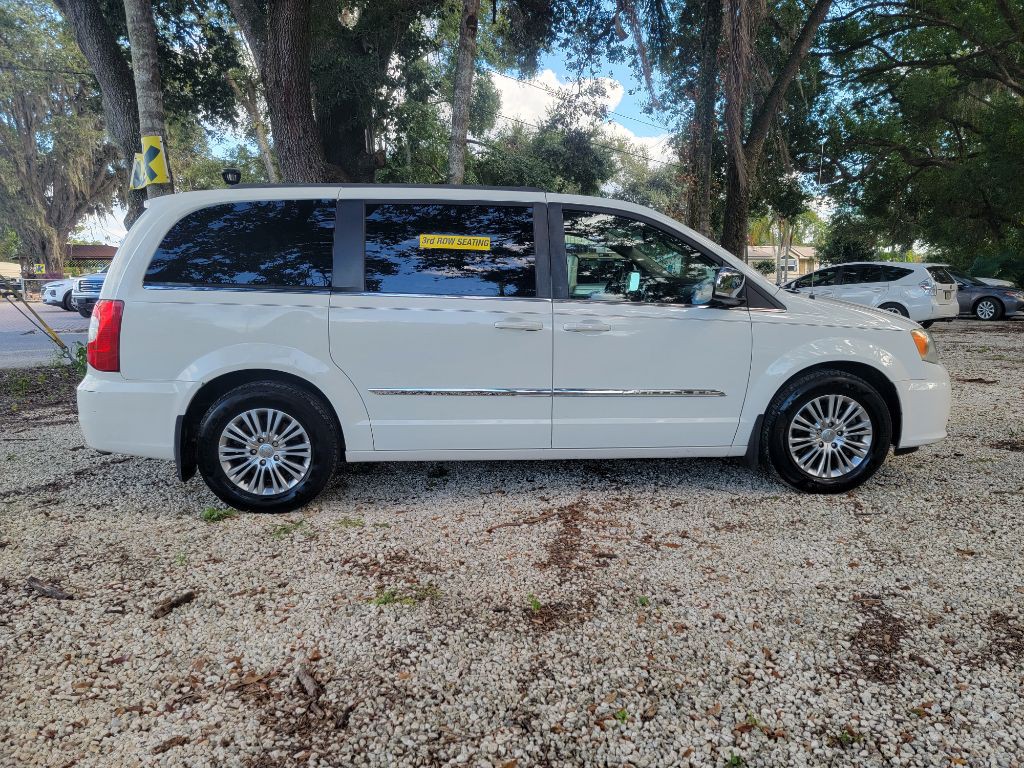 2013 Chrysler Town & Country Image 9
