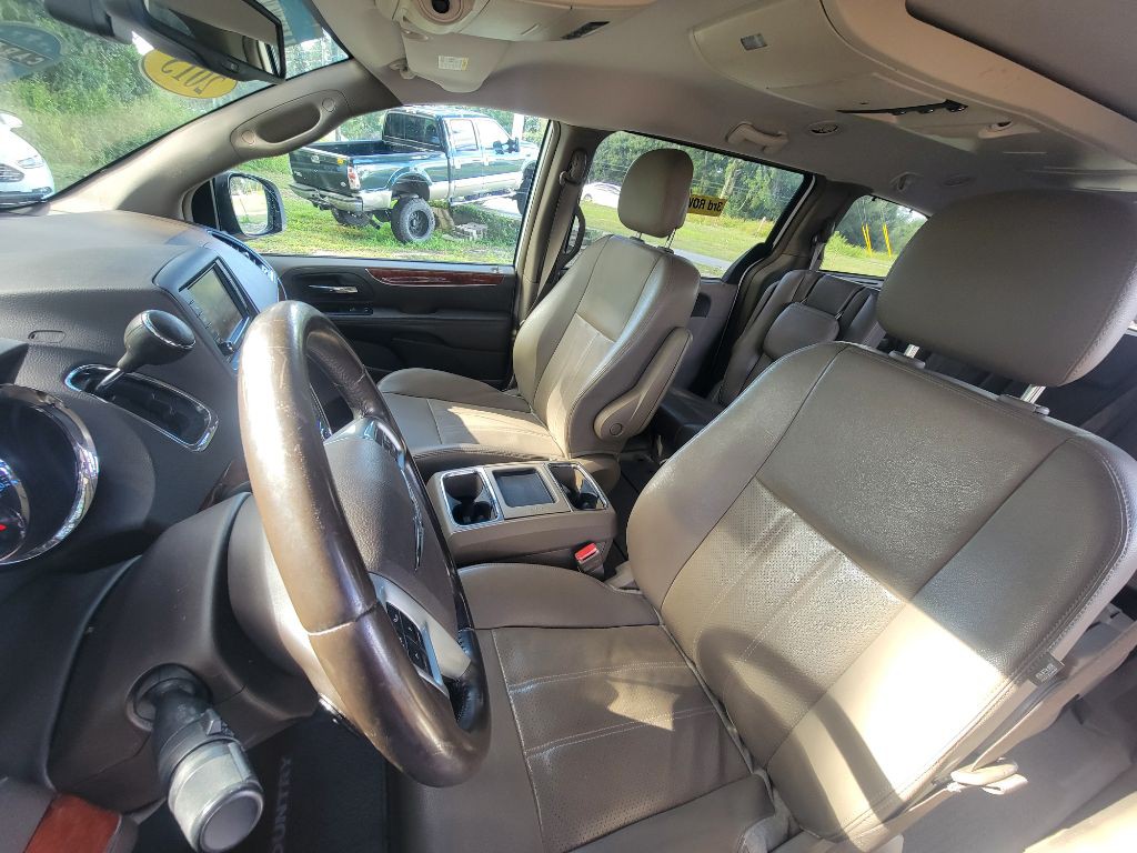 2013 Chrysler Town & Country Image 11